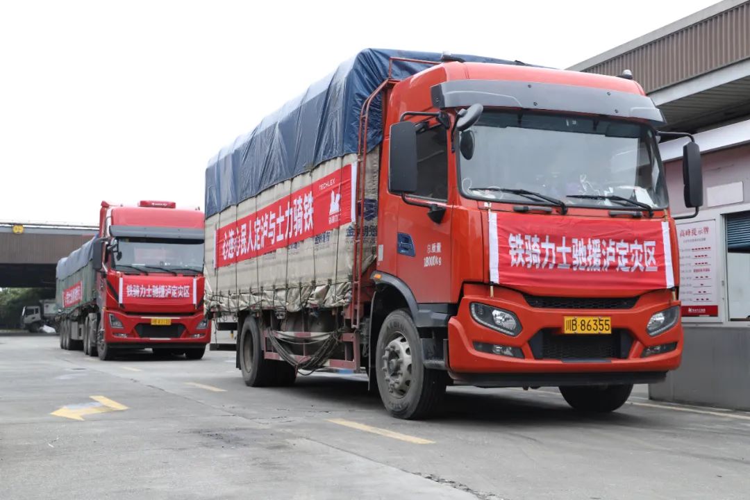 爲(wei)了(le)農民(mín)的(de)微笑，鐵騎力(li)士馳援泸定災區(qu)